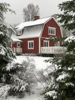 Rött hus med vita knutar
