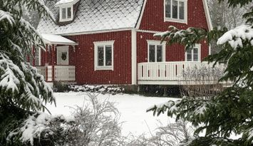 Rött hus med vita knutar