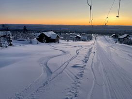 Nybyggt fjällhus granne med lift, magnifik utsikt!