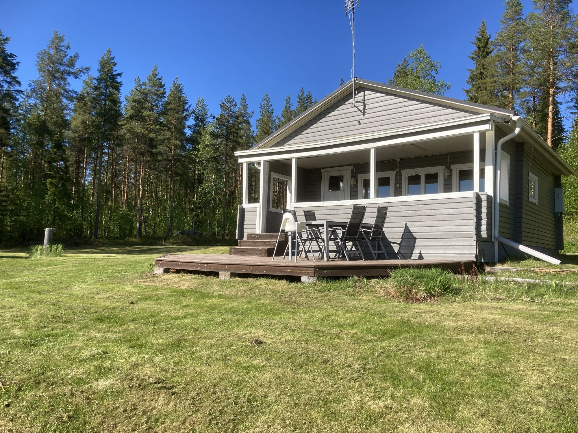 Stuga i söderläge med egen badstrand