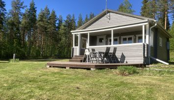 Stuga i söderläge med egen badstrand