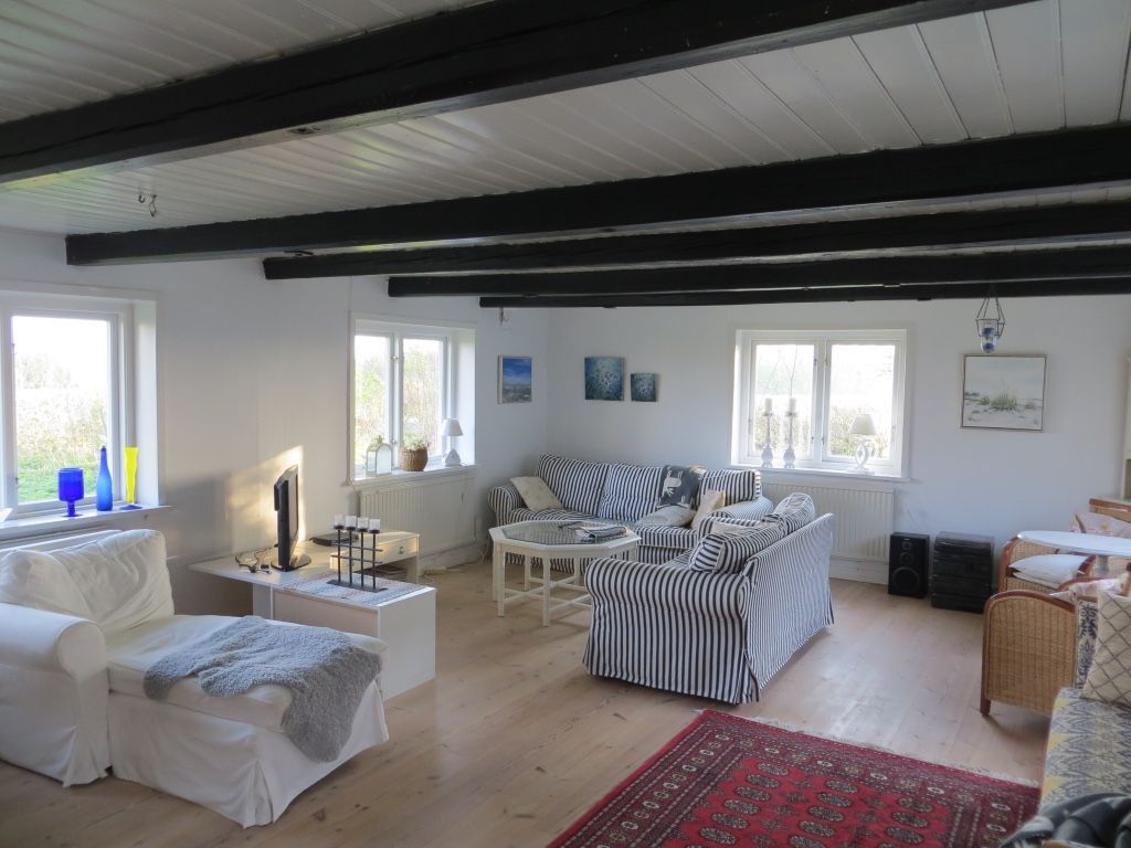 Fyrlängad gård mitt på Österlen – bild 10 av 16