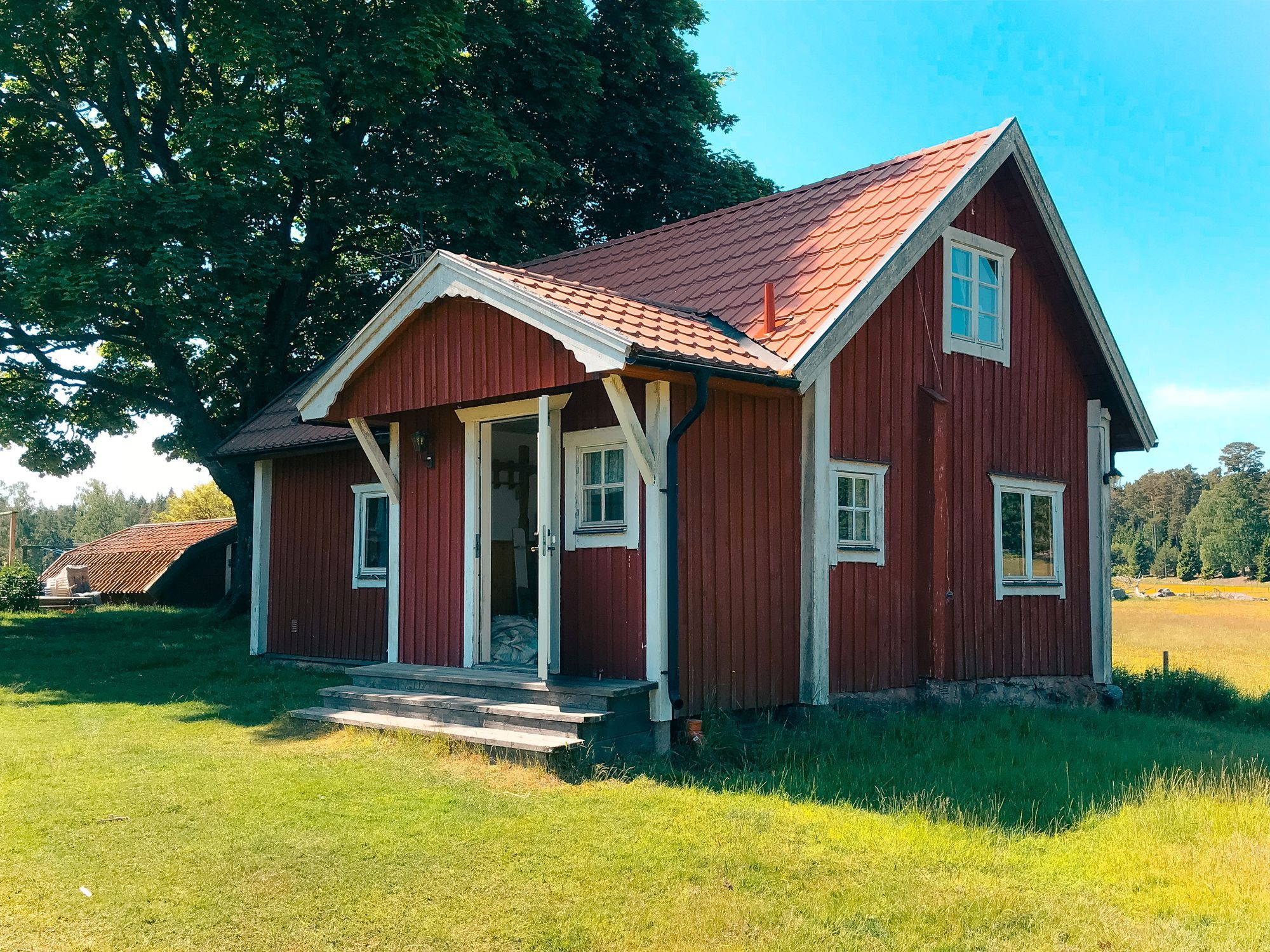 Stuga i gårdsmiljö i Stockholms skärgård (Rånö)