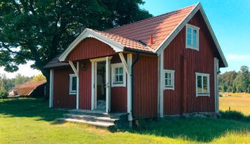 Stuga i gårdsmiljö i Stockholms skärgård (Rånö)