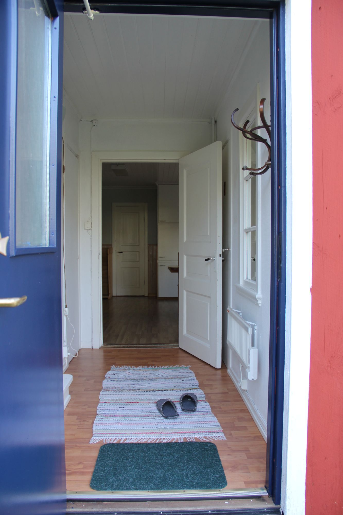 Röd stuga på landet – bild 3 av 13