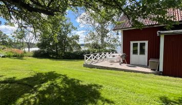 Torp vid vattnet, kvällssol, egen brygga och båt