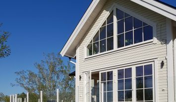 Nybyggt hus med sjöutsikt.