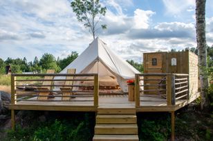 Glampingtält med skön säng och frukost