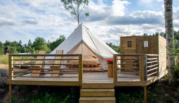 Glampingtält med skön säng och frukost