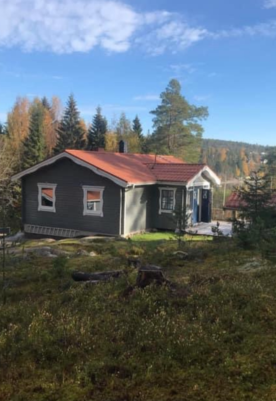 Havs- och skogsnära hus med vedeldad bastu