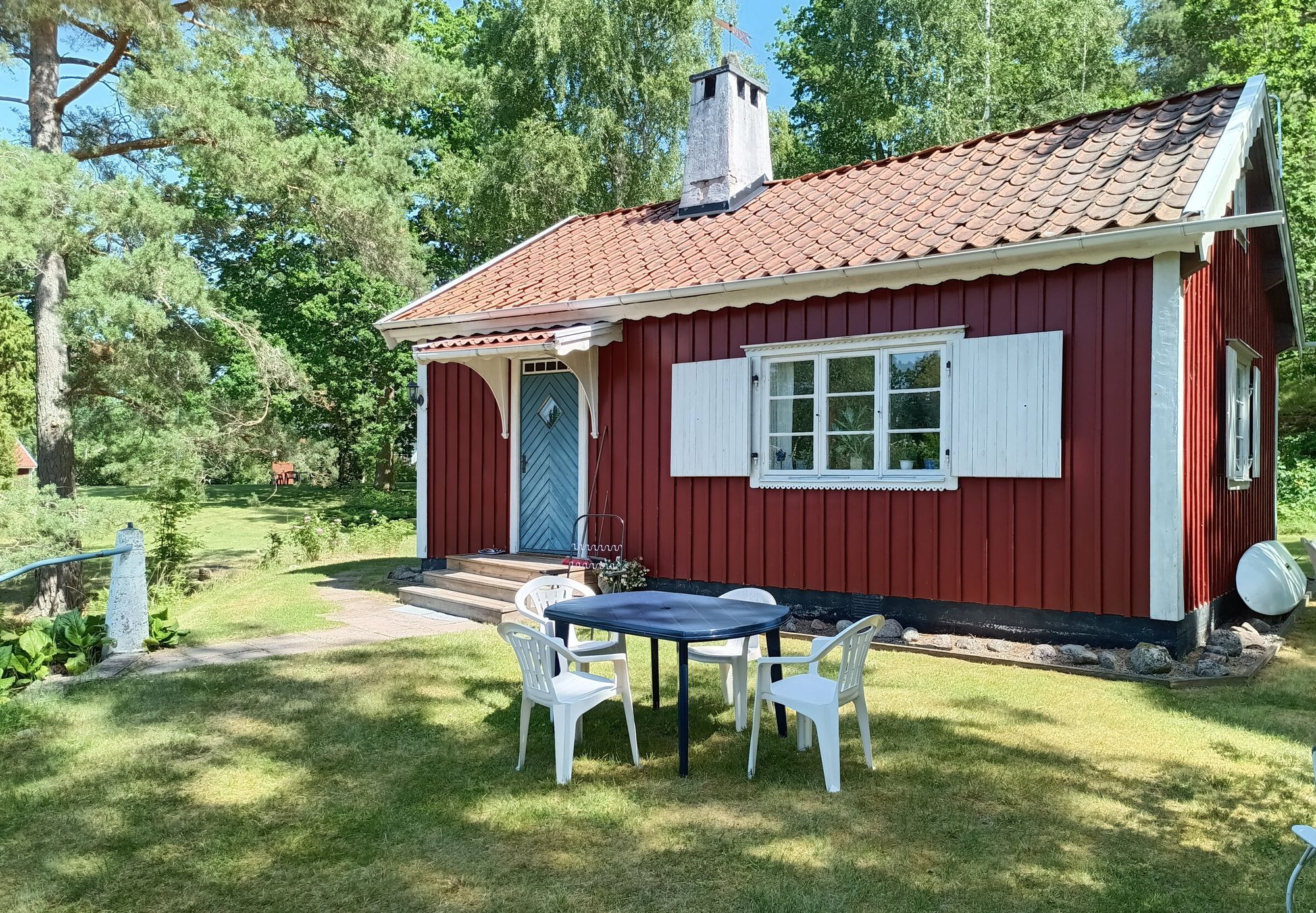Enskilt belägen sommarstuga med egen strand – bild 4 av 14