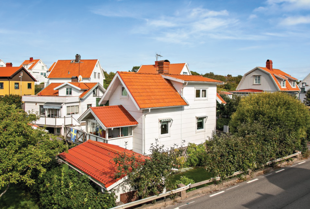 Hus mitt i samhället nära klippor och hav