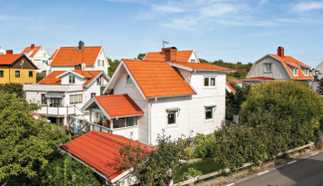 Hus mitt i samhället nära klippor och hav