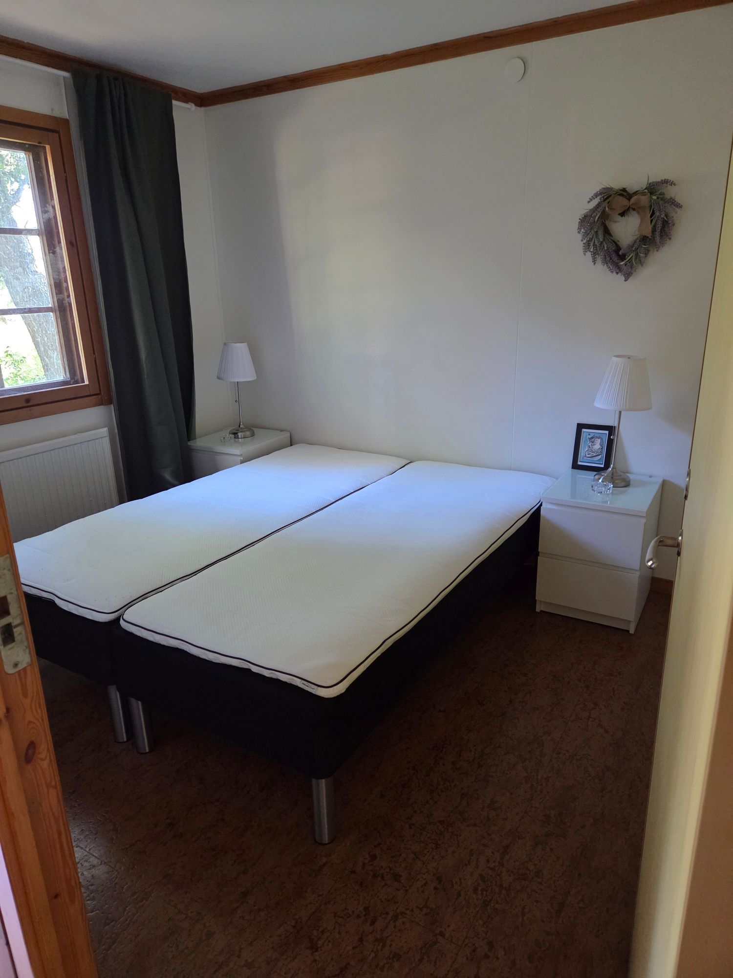 Njut av kvällssolen vid Hjälmarens strand! – bild 4 av 4