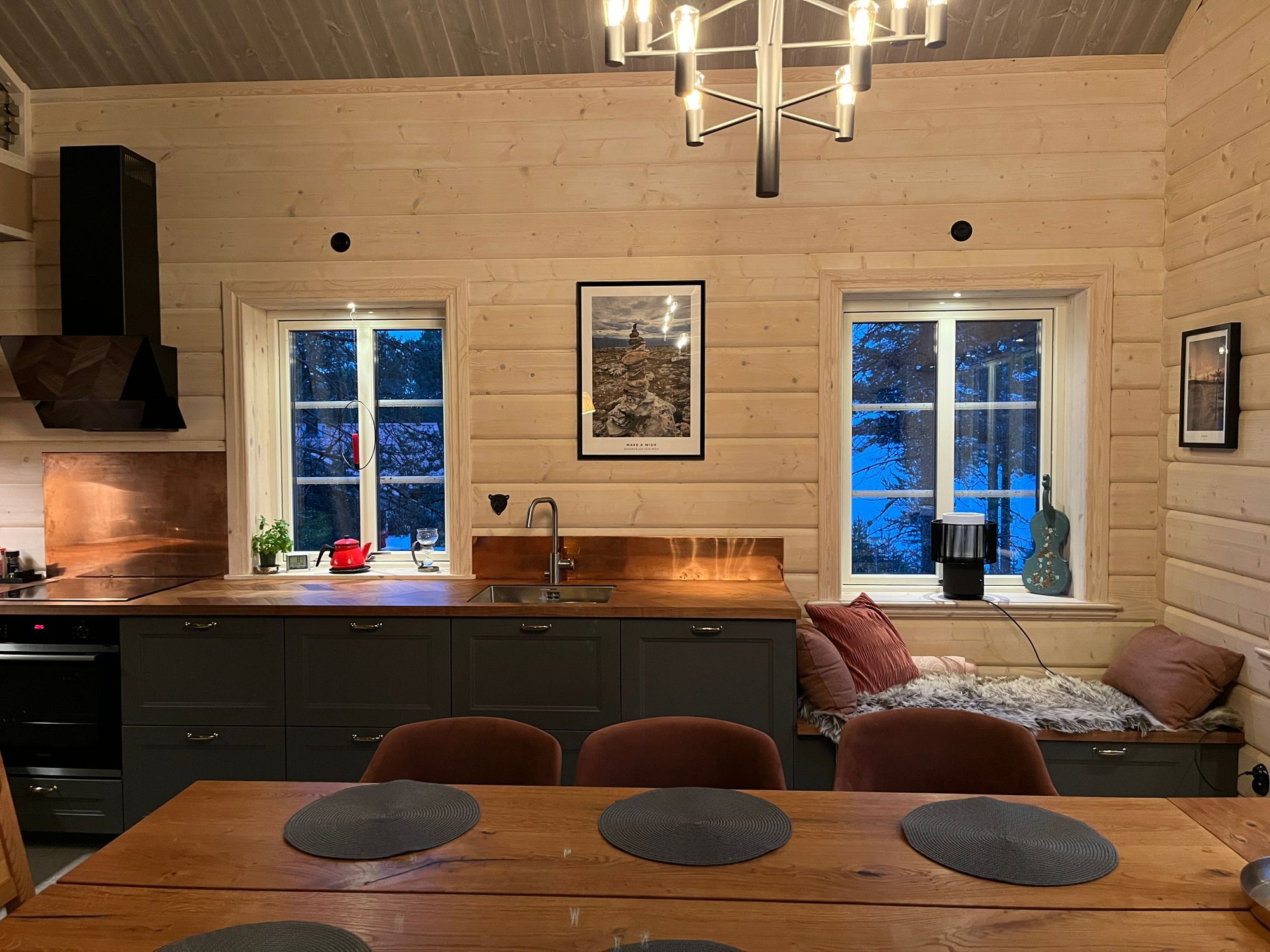 Idyllisk fjällstuga på egen udde vid sjö I Båt – bild 4 av 24
