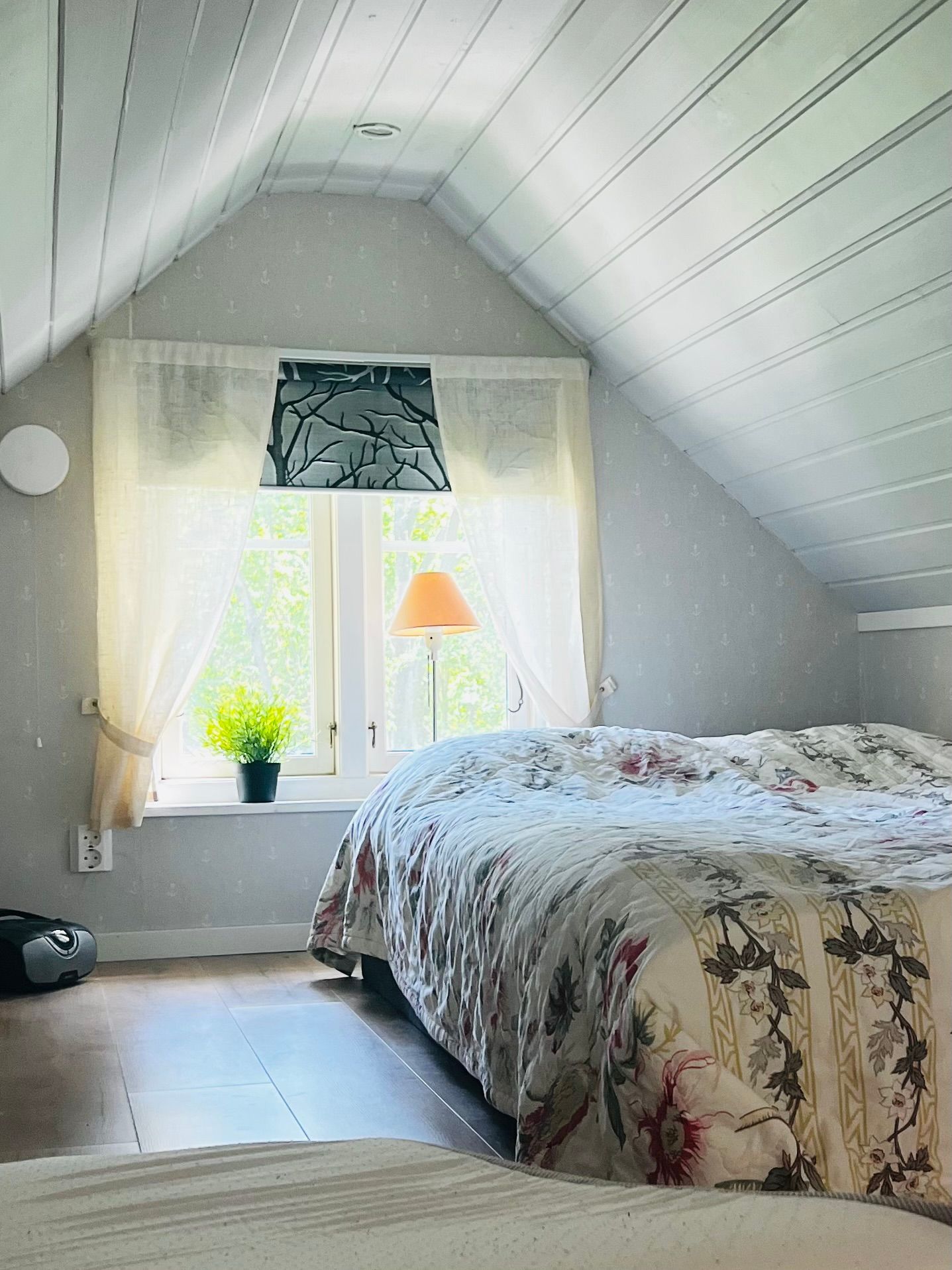 Trevlig solig stuga med terrass. – bild 6 av 12