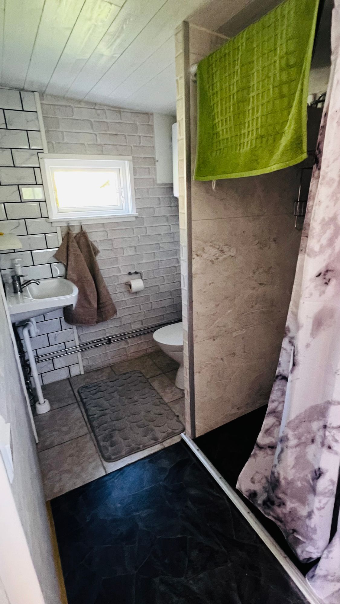 Trevlig solig stuga med terrass. – bild 5 av 12