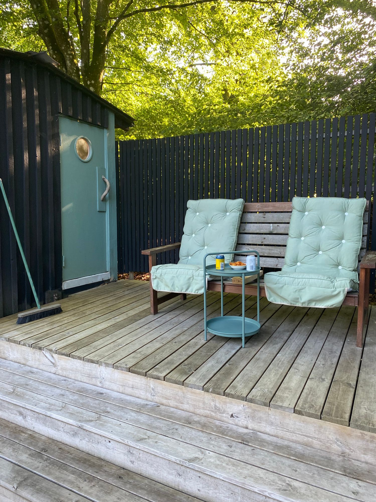 Nybyggd stuga vid lövskog och badsjö – bild 13 av 14
