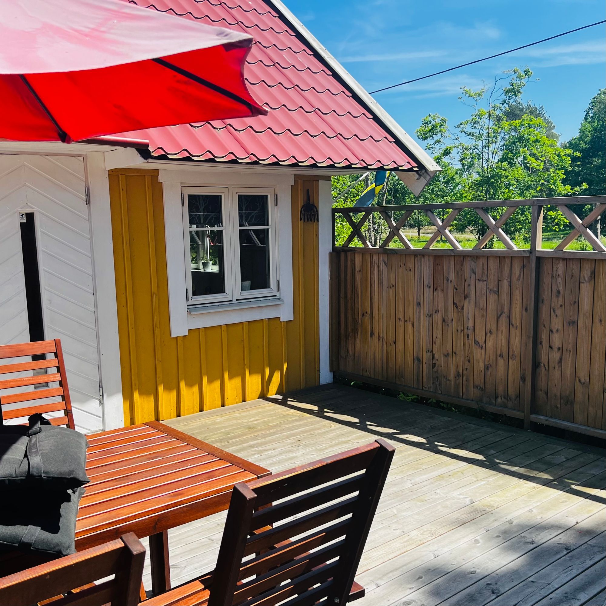 Trevlig solig stuga med terrass. – bild 8 av 12