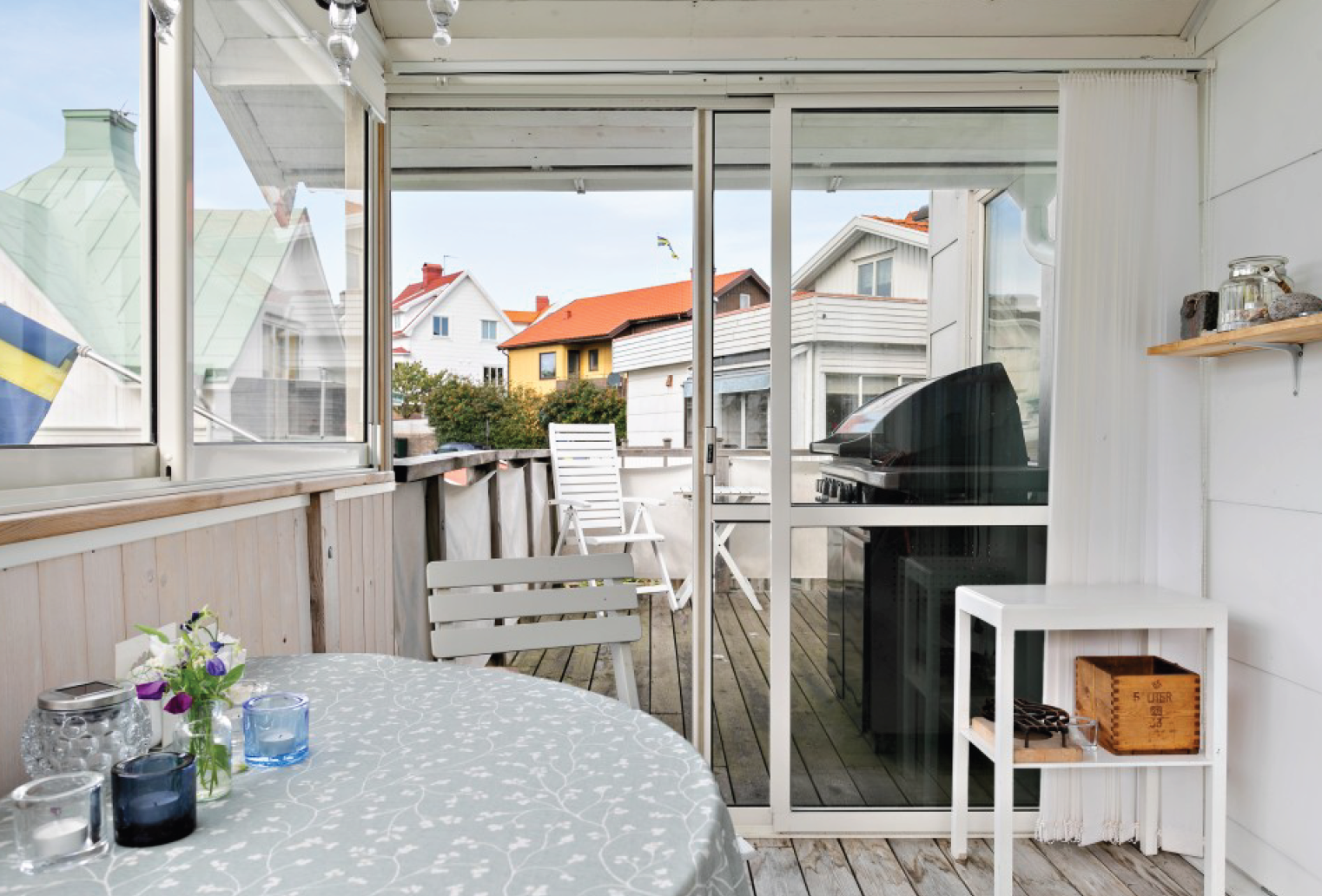Hus mitt i samhället nära klippor och hav – bild 8 av 24