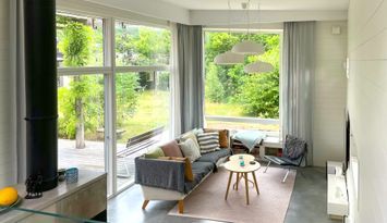 Arkitektritat hus vid Stenshuvud nationalpark