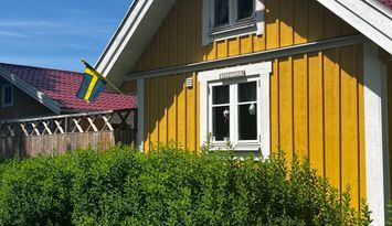 Trevlig solig stuga med terrass.