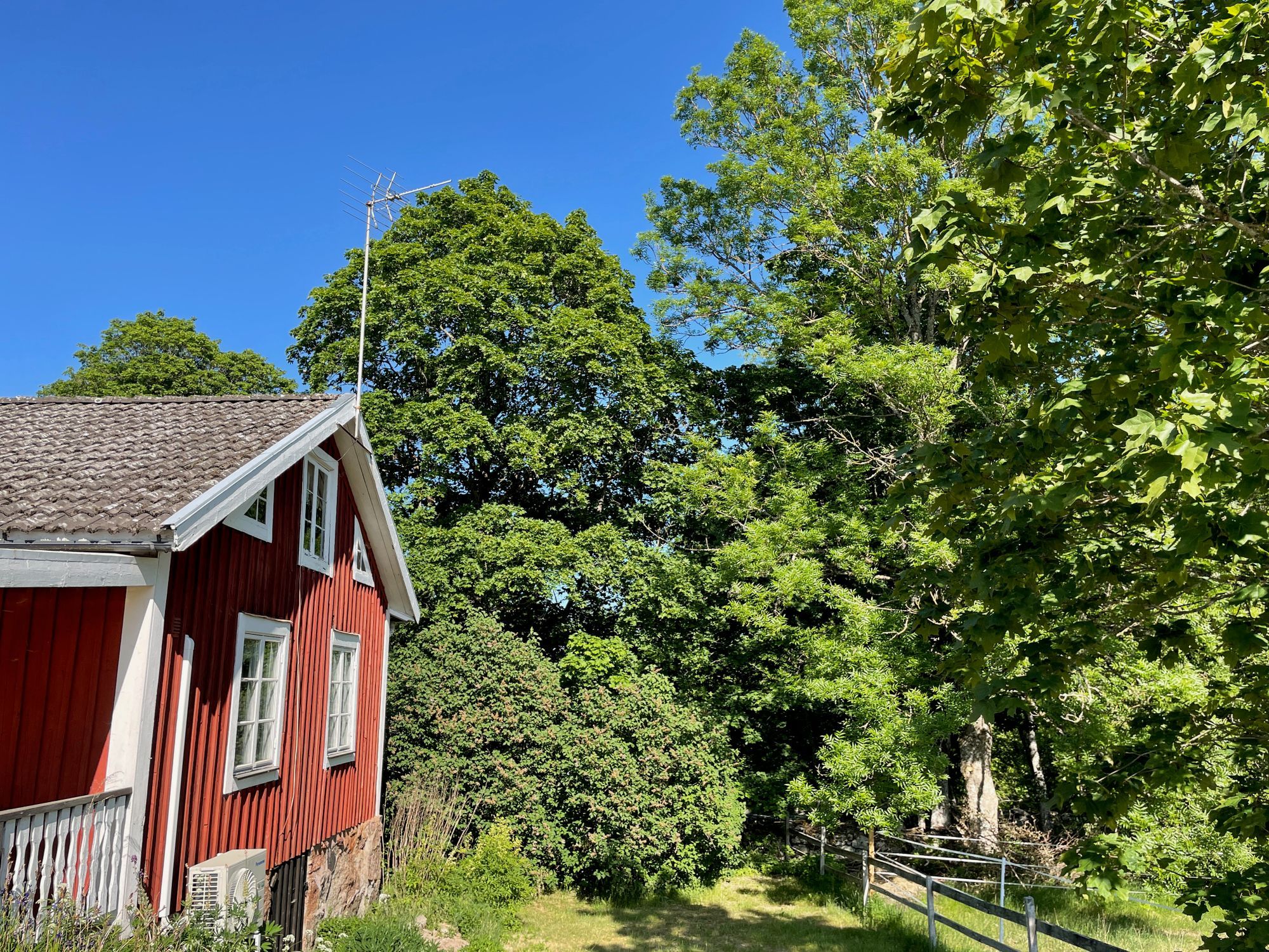 Stuga med vacker natur, öppet landskap, skog, sjö. – bild 24 av 24