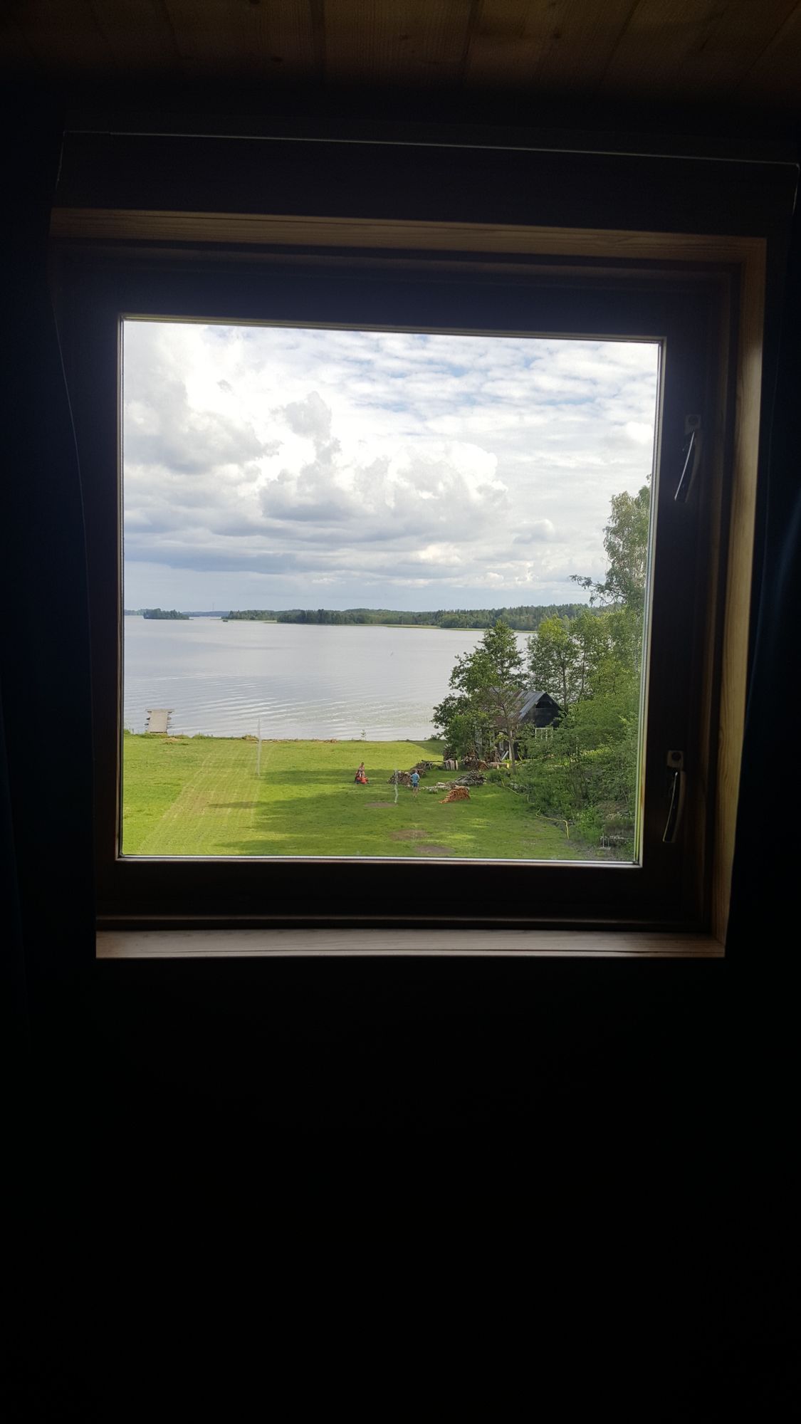 Hus på stor strandtomt vid sjön Mälaren