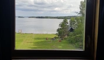 Hus på stor strandtomt vid sjön Mälaren