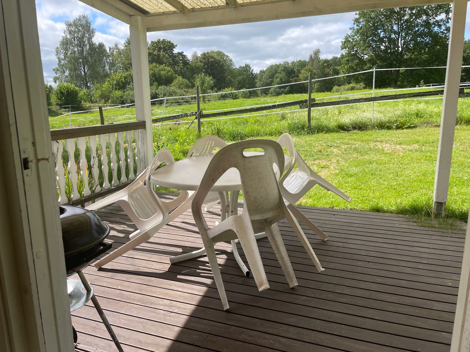 Stuga med vacker natur, öppet landskap, skog, sjö. – bild 17 av 24