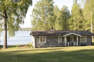 Stuga i enskilt läge med egen strand och båtbrygga