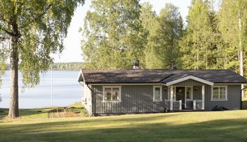 Stuga i enskilt läge med egen strand och båtbrygga