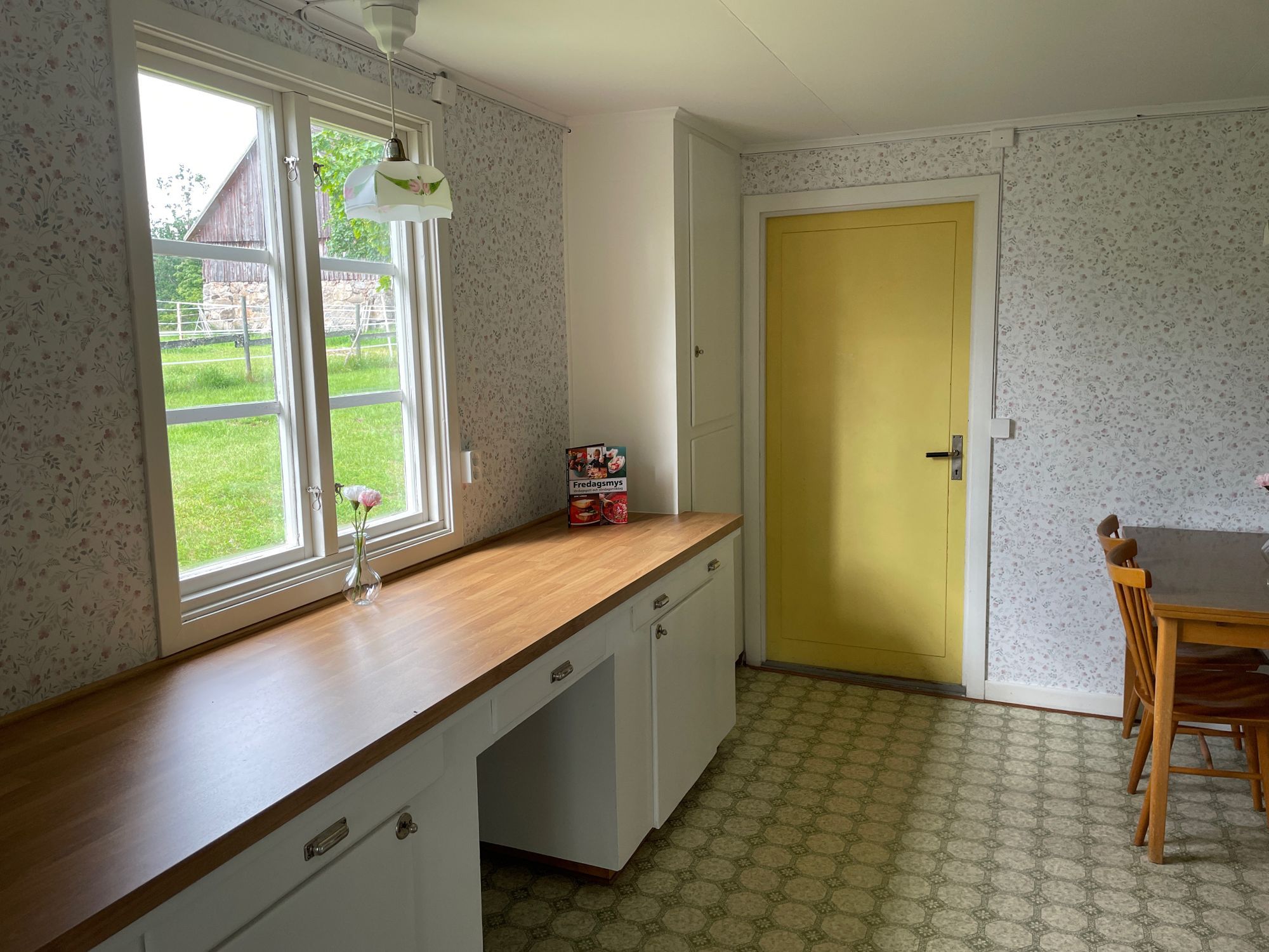 Stuga med vacker natur, öppet landskap, skog, sjö. – bild 14 av 24