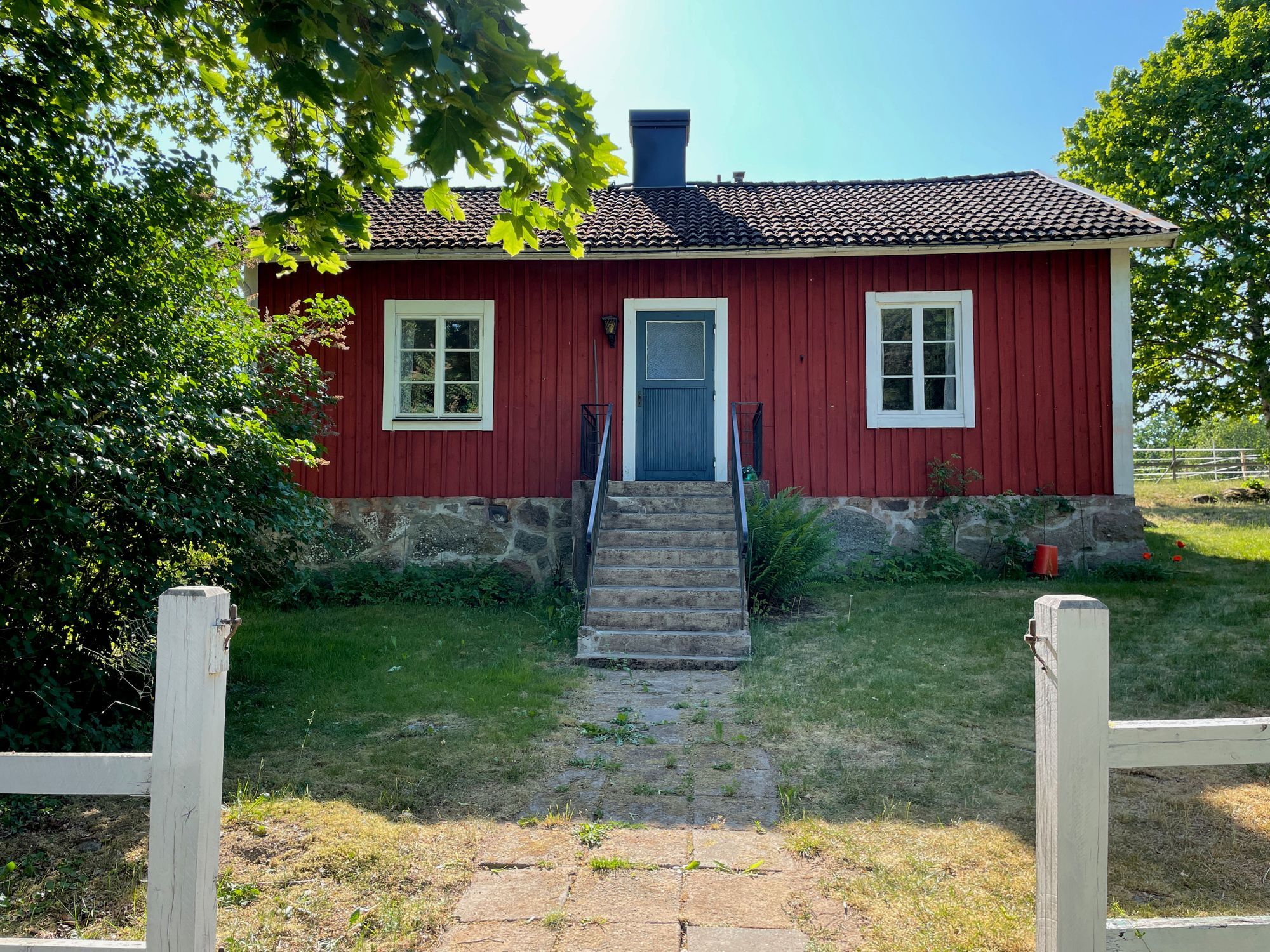 Stuga med vacker natur, öppet landskap, skog, sjö. – bild 22 av 24
