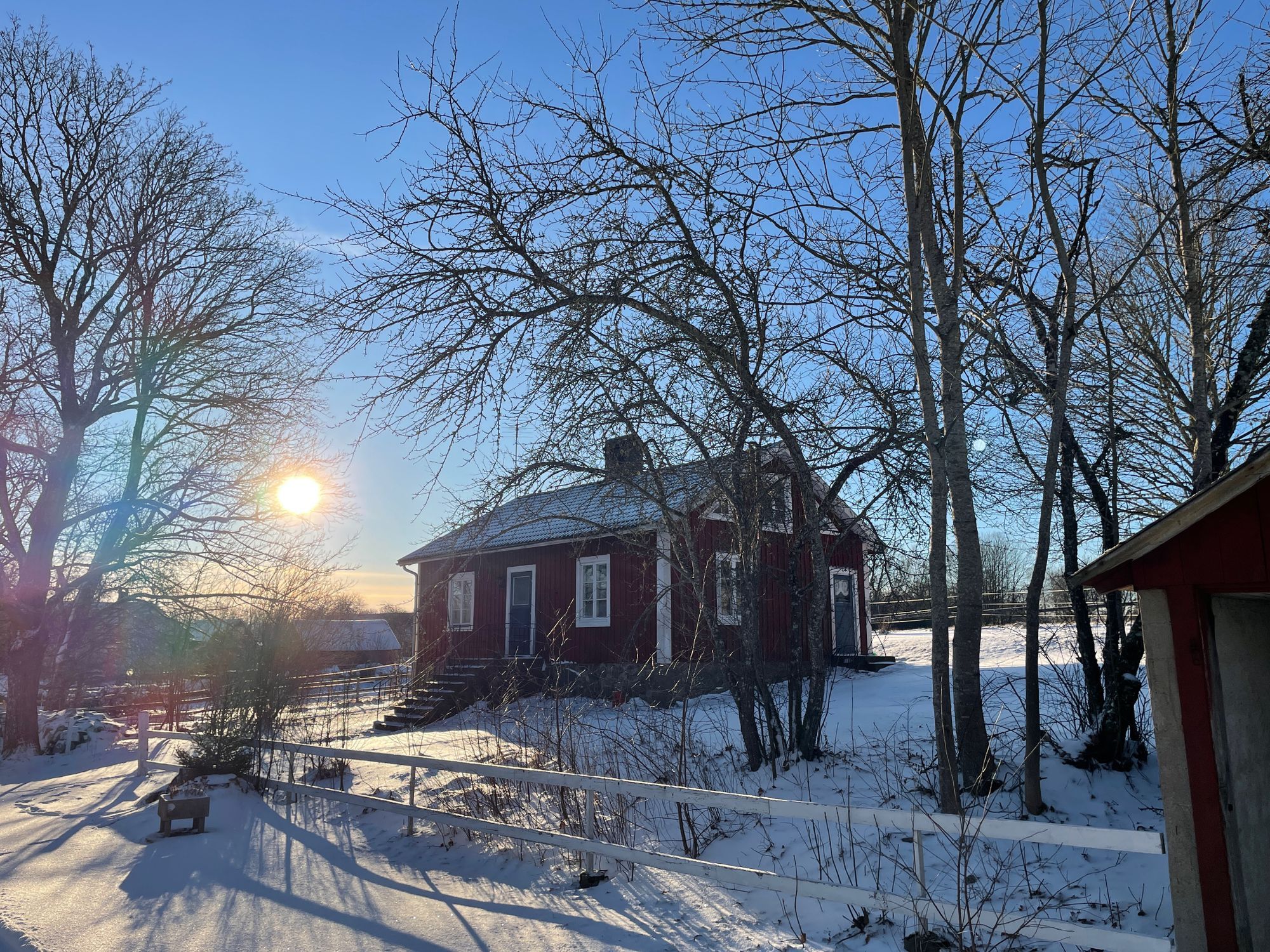Stuga med vacker natur, öppet landskap, skog, sjö.