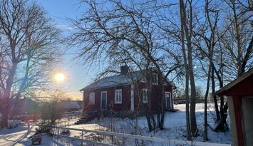Stuga med vacker natur, öppet landskap, skog, sjö.