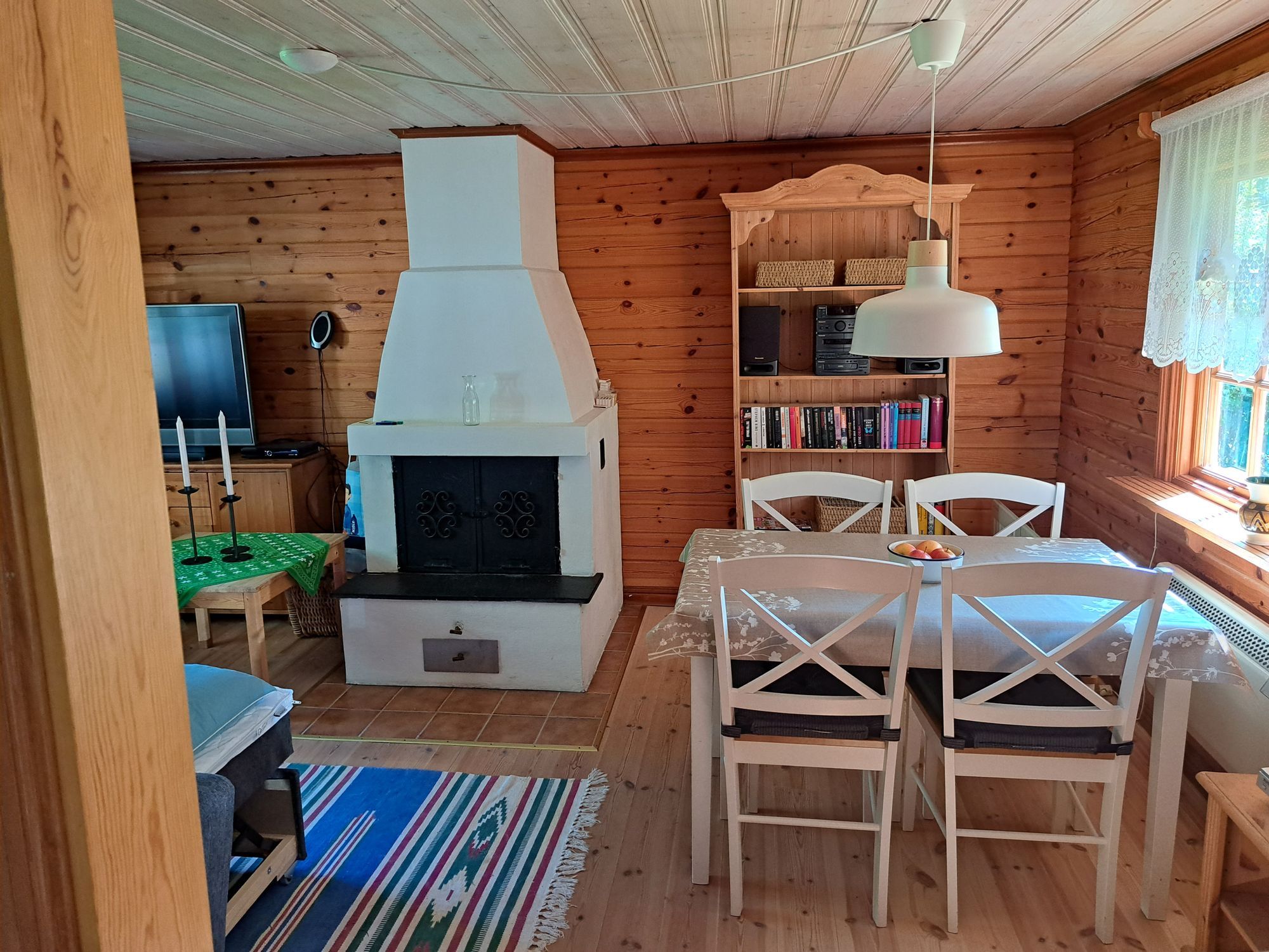 Idyllisk timmerstuga vid Vättern – bild 2 av 13