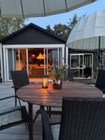 Mysig stuga nära badstrand