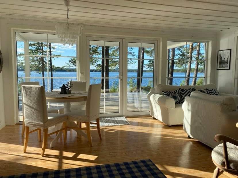Cozy forest cabin by the lake
