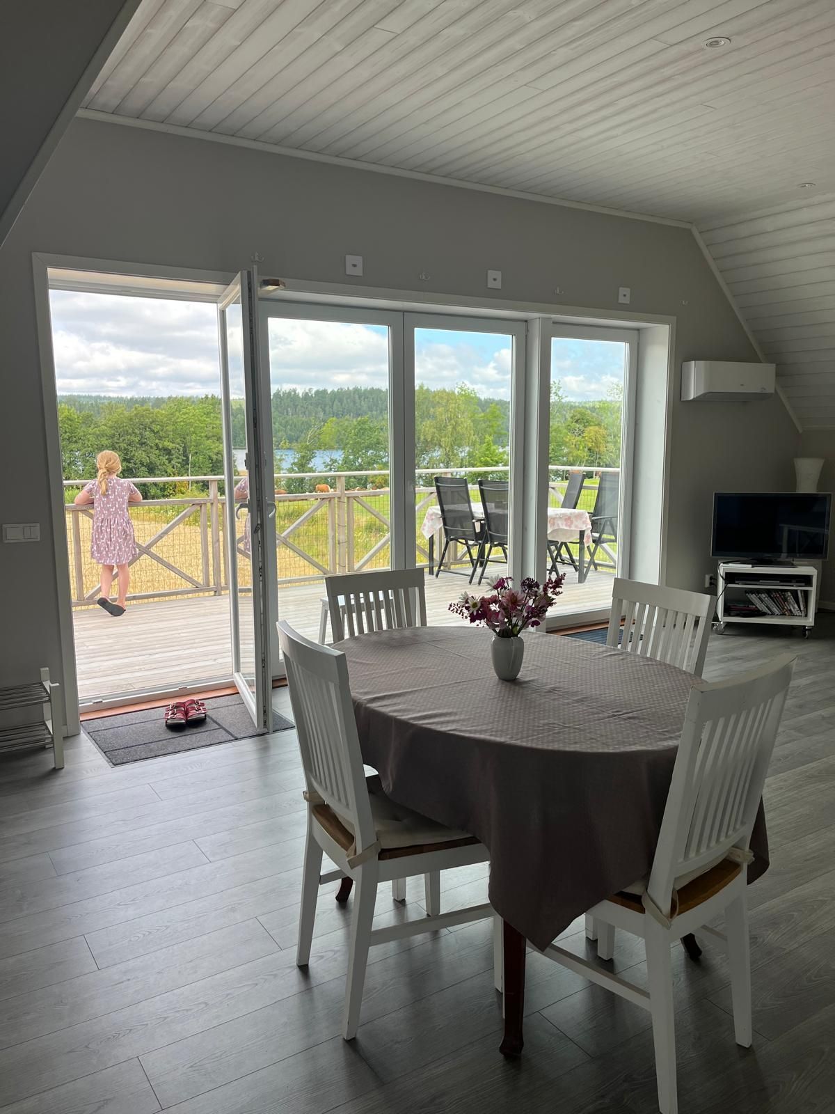 Nyrenoverad lägenhet med panorama sjöutsikt – bild 4 av 24
