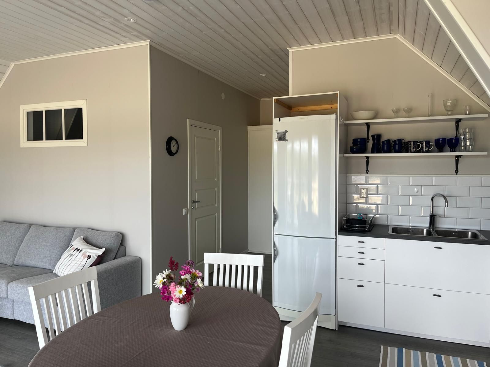 Nyrenoverad lägenhet med panorama sjöutsikt – bild 9 av 24