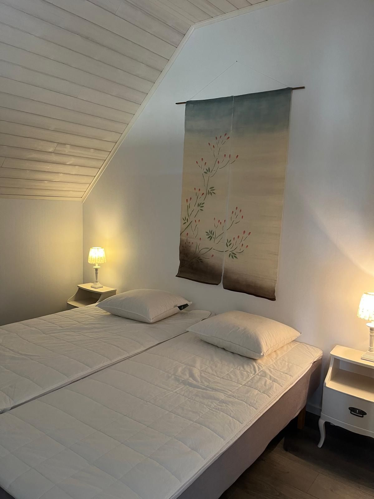 Nyrenoverad lägenhet med panorama sjöutsikt – bild 14 av 24