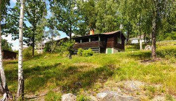 Liten stuga med sjötomt vid Båven