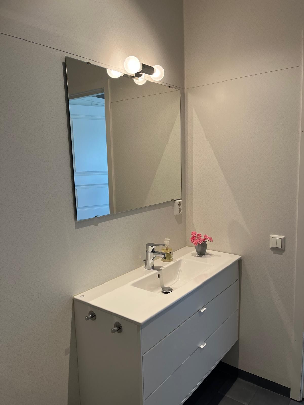 Nyrenoverad lägenhet med panorama sjöutsikt – bild 12 av 24