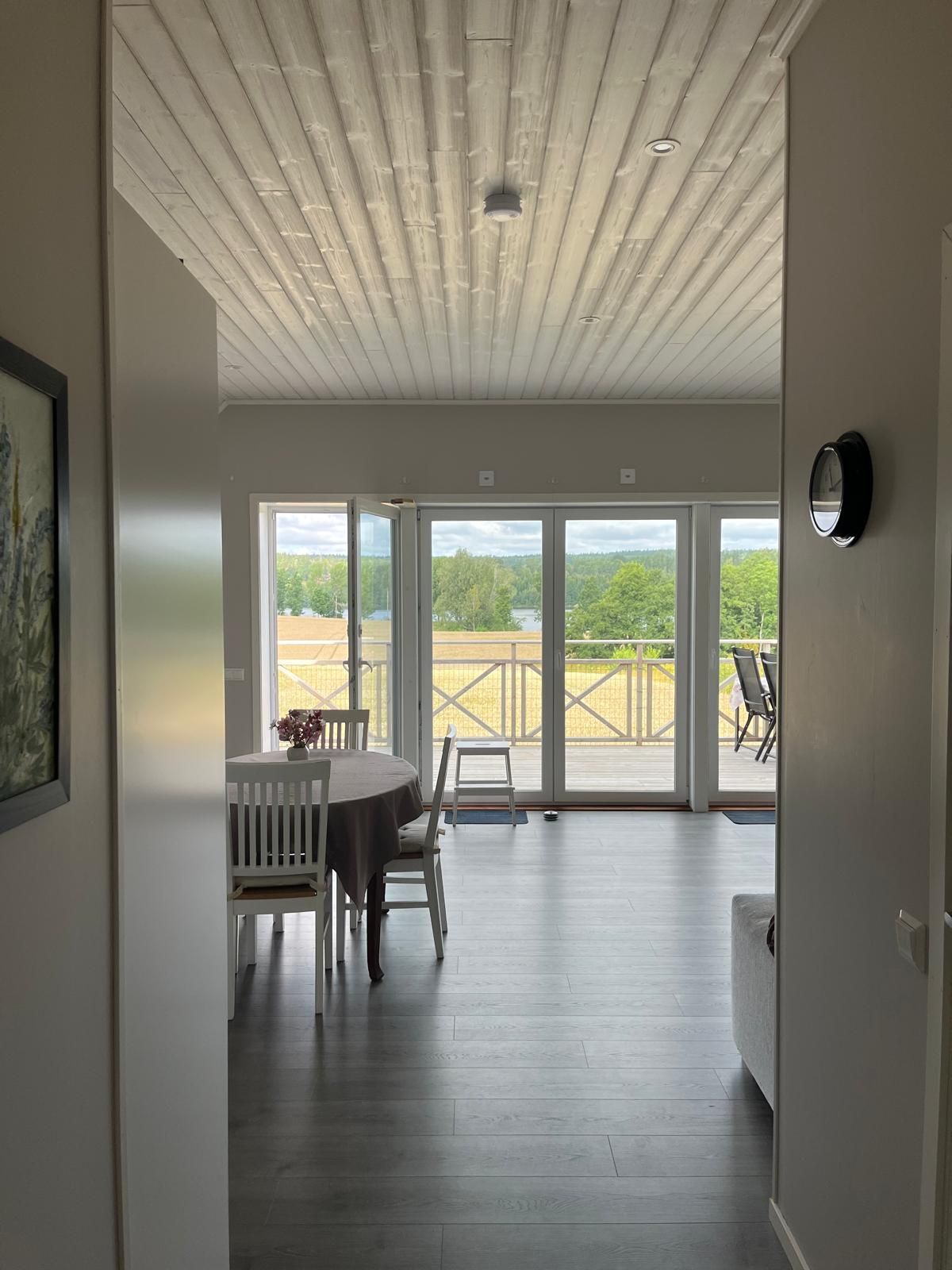 Nyrenoverad lägenhet med panorama sjöutsikt – bild 10 av 24
