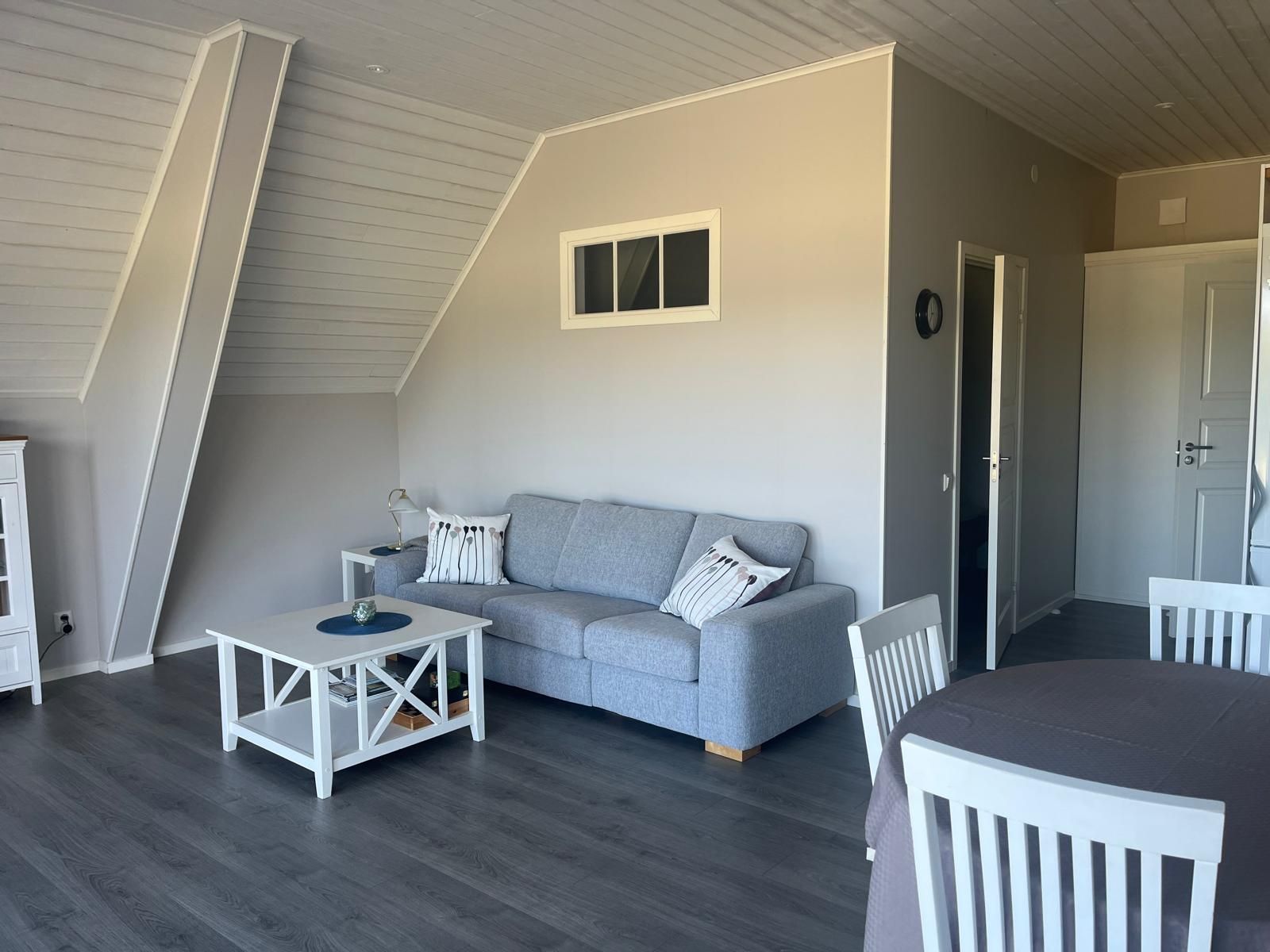 Nyrenoverad lägenhet med panorama sjöutsikt – bild 8 av 24