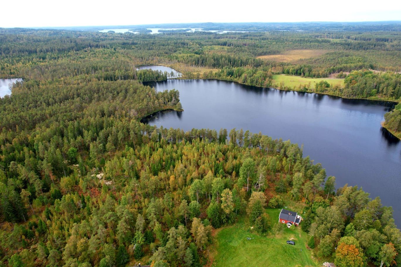 Liten röd stuga mellan två sjöar – bild 18 av 19