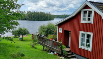 Mysig stuga med sjötomt på småländska höglandet