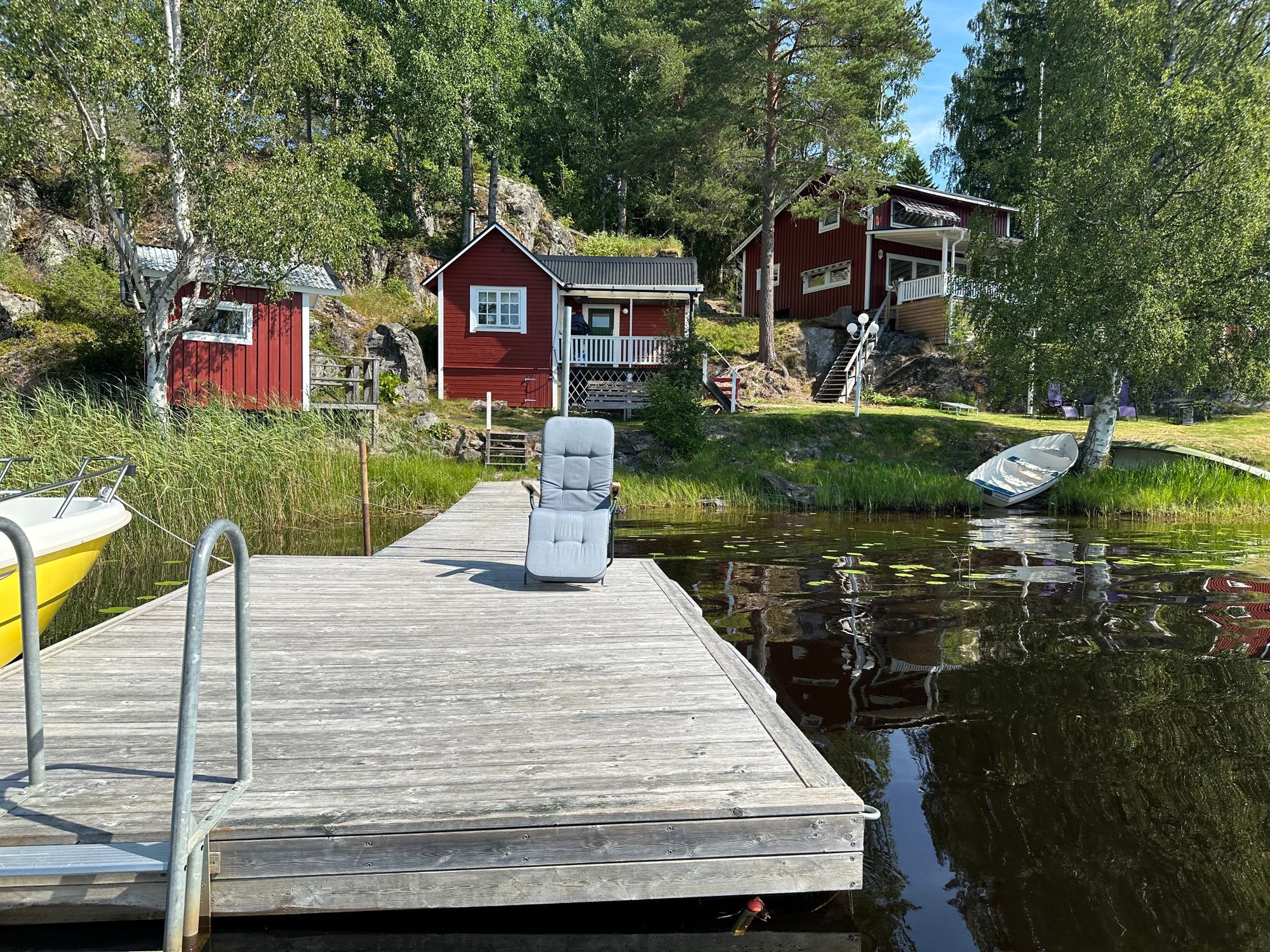 Stuga med sjötomt – bild 7 av 24