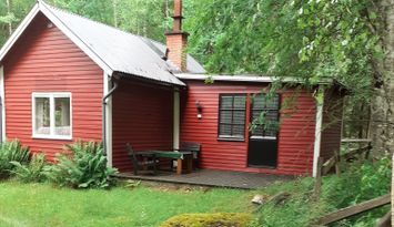 Charmig stuga vid sjö med ensligt läge